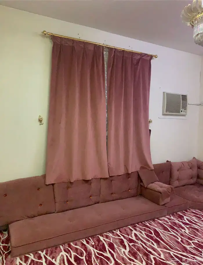 طقم نظيف جدا مجلس باطرمة مع الموكيت والستاره 1