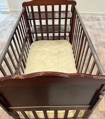 سرير اطفال شبه جديد 1