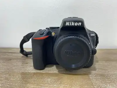 للبيع  كاميرا Nikon D5600 بحالة ممتازة 1