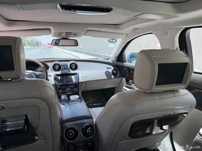 جاكور XJ L 7