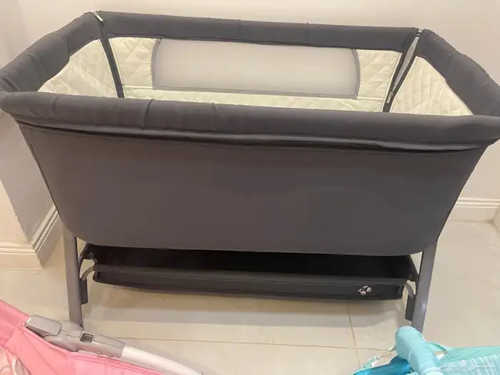 سرير أطفال وجلاسات 1