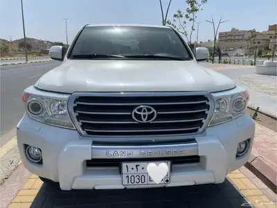 لاندكروزر مديل 2014 فل كامل في غاية النظافة 9