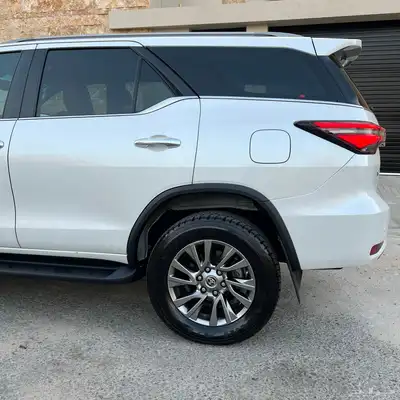 فورتشنر 2023 - 2800 ديزل مالك واحد بحالة الوكالة . 5