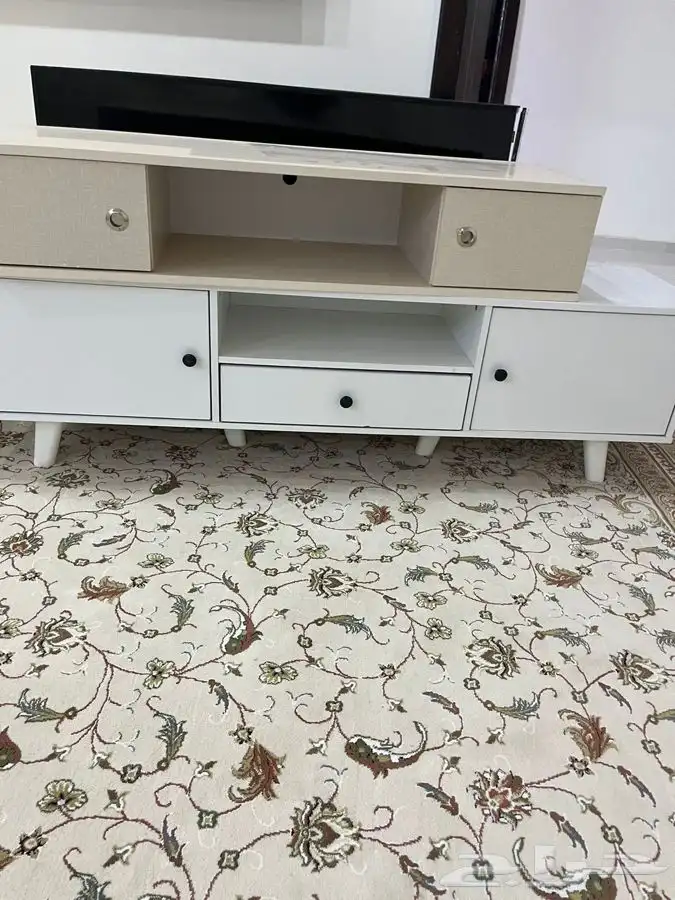 طاولات وشاشة للبيع جمله 2