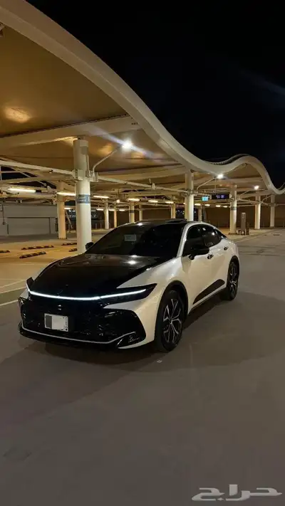 كراون بريميوم 2023 ابيض واسود وكالة 1