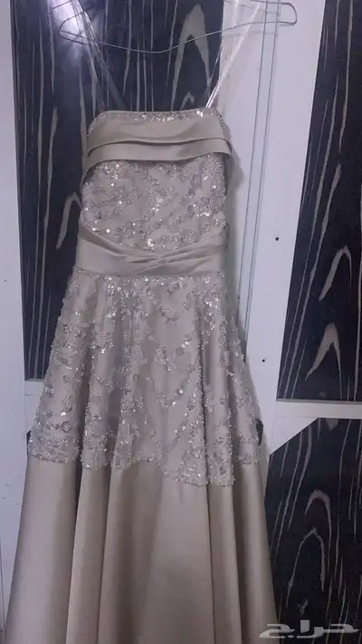 للبيع فستان لبسه مره واحده وخالي من العيوب 0
