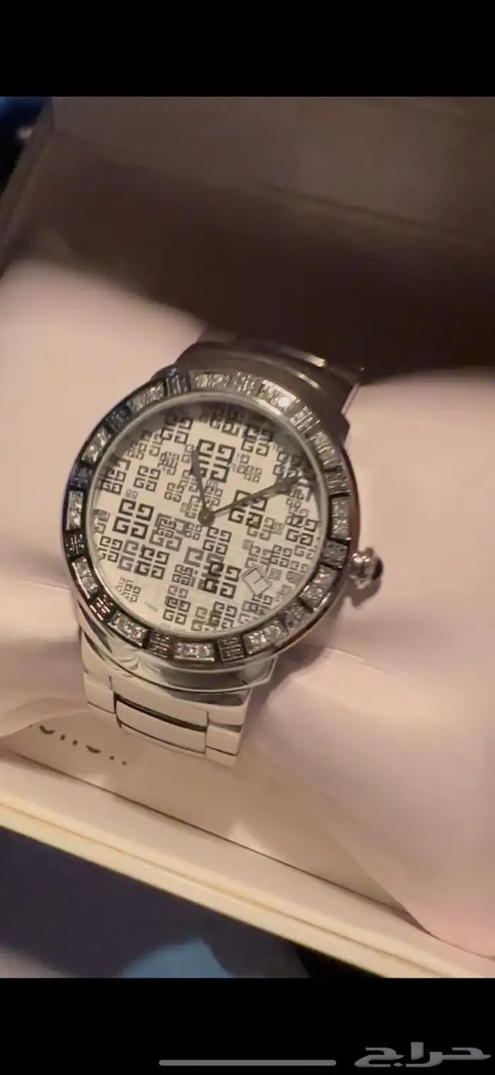 ساعة نادرة وفاخرة (Givenchy) مرصعة ألماس تكلفتها 12000 ريال 1