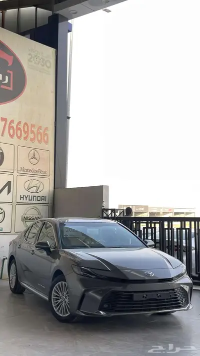 كامري LE بنزين 2025 لون تيتانيوم باقل الاسعار 2