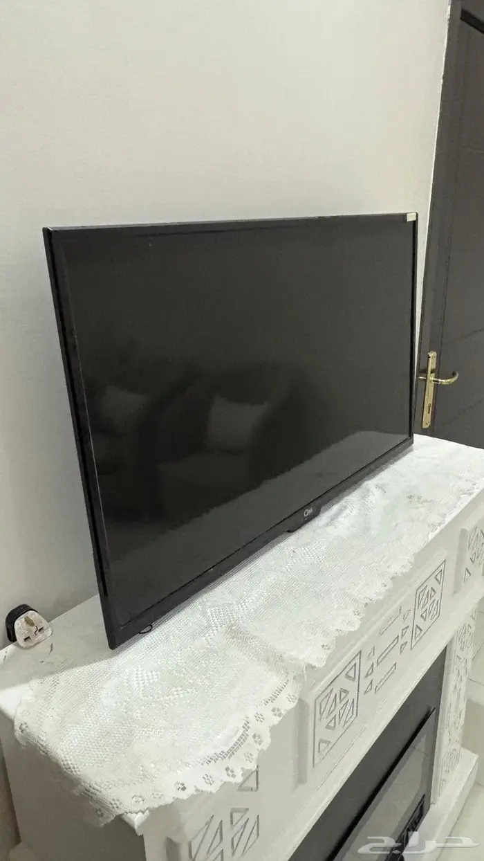 طاولة وتلفزيون 1