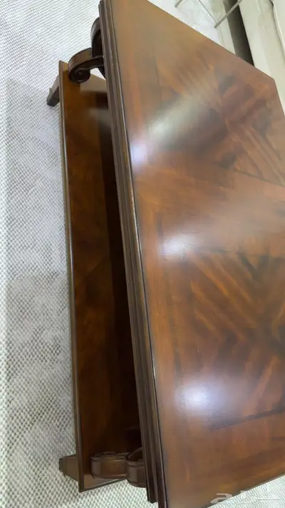 طاولة وسط للبيع استخدام شبه نظيف 2