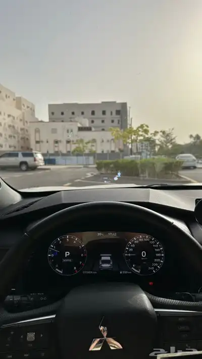 ميتسوبيشي اوتلاندر 2024 بريميوم فل كامل ابيض لولوي 1