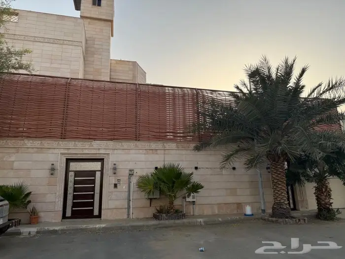 فيلا درج داخلي مع شقه 0
