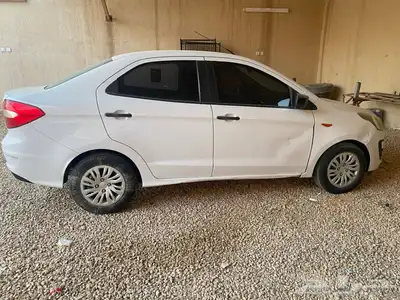 فورد فيجو للبيع نظيفه 3