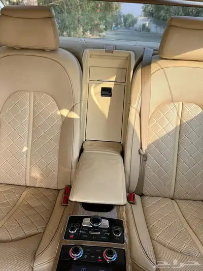 أقبل البدل Audi a8L لون مميز 5
