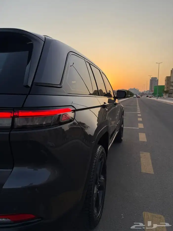 جيب جراند شروكي للبيع بلاك اديشين 17