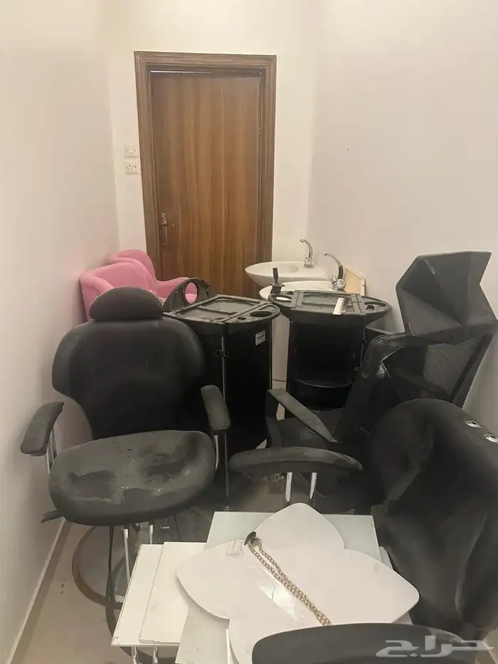 اغراض صالون دولاب وكراسي للحلاقة 0