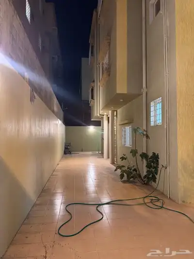 فيلا للإيجار في حي المروج موقع قريب من الخدمات 0