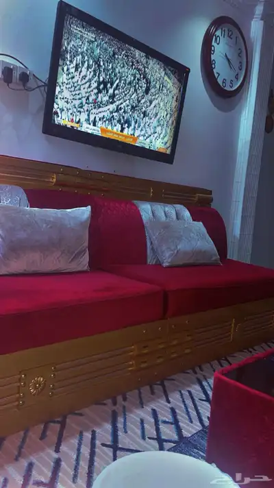 الكنب فخم من الأخر اي ظيف يجيني يسألني عنه. 1