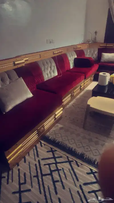 الكنب فخم من الأخر اي ظيف يجيني يسألني عنه. 2