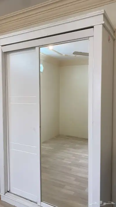 دولاب ملابس نظيف بمرايه كبيره   تسريحه وستائر سحب 0
