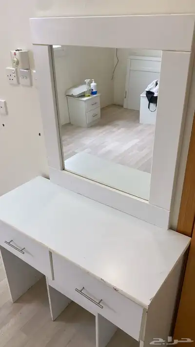 دولاب ملابس نظيف بمرايه كبيره   تسريحه وستائر سحب 3