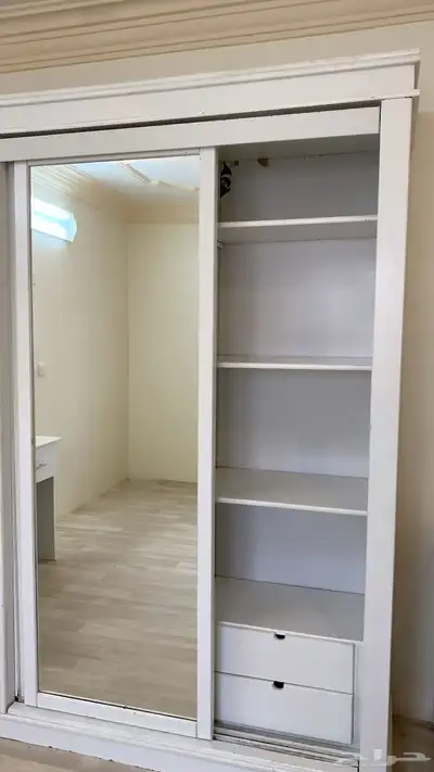 دولاب ملابس نظيف بمرايه كبيره   تسريحه وستائر سحب 2