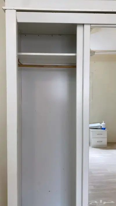 دولاب ملابس نظيف بمرايه كبيره   تسريحه وستائر سحب 1