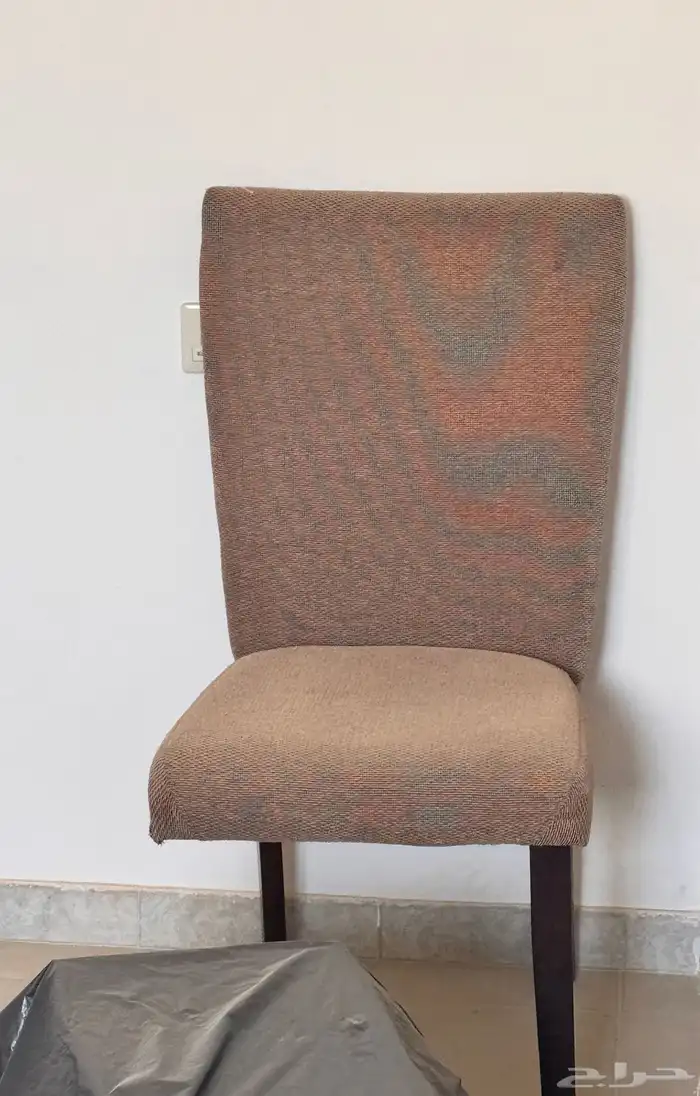 طاولة طعام وكرسيين معها وتسريحه وشاشة LED 0