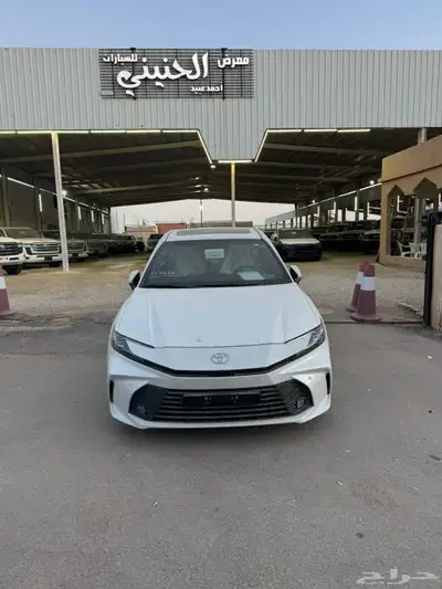 تويوتا كامري 2025 LE بنزين سعودي جديد اللون ابيض 1