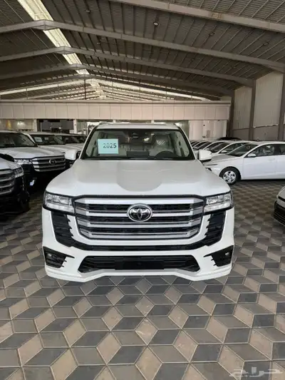 تويوتا لاندكروزر GXR رقم 5 بنزين مديل 2025 فل كامل بطاقه 1