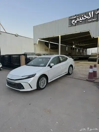 تويوتا كامري 2025 LE بنزين سعودي جديد اللون ابيض 0