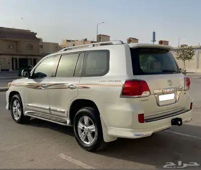 لاندكروزر 2013 بريمي 4