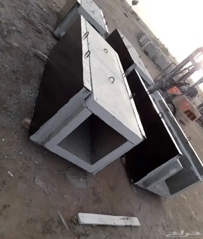 كراسي خرسانية حاويات نفايات أحواض زرع مصدات مواقف بريكاست 62