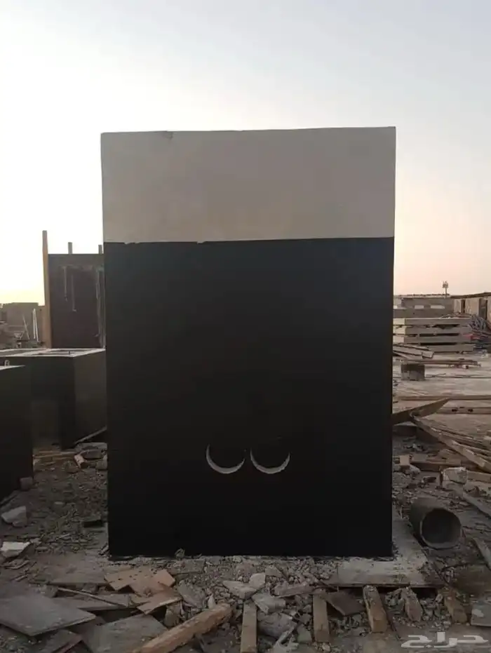 كراسي خرسانية حاويات نفايات أحواض زرع مصدات مواقف بريكاست 57