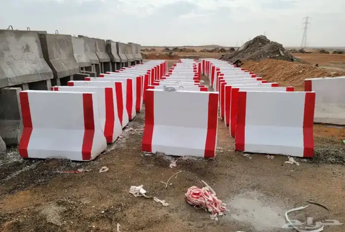 كراسي خرسانية حاويات نفايات أحواض زرع مصدات مواقف بريكاست 68