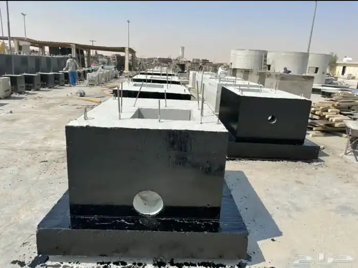 كراسي خرسانية حاويات نفايات أحواض زرع مصدات مواقف بريكاست 55