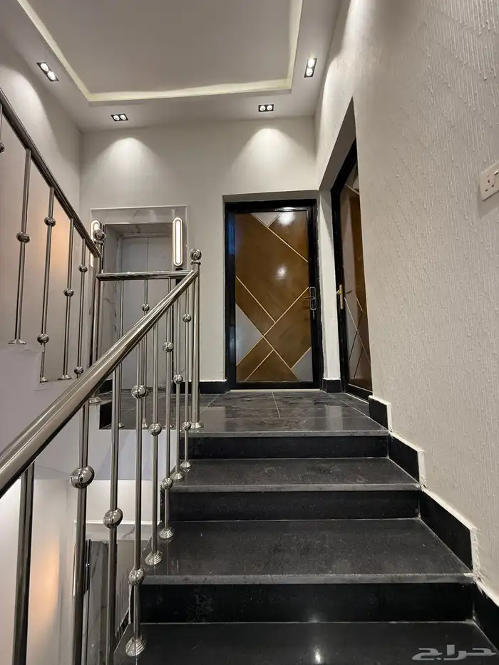 للبيع ادوار ارضيه وادوار علويه وروفات بالقرب من مطار ابها 28