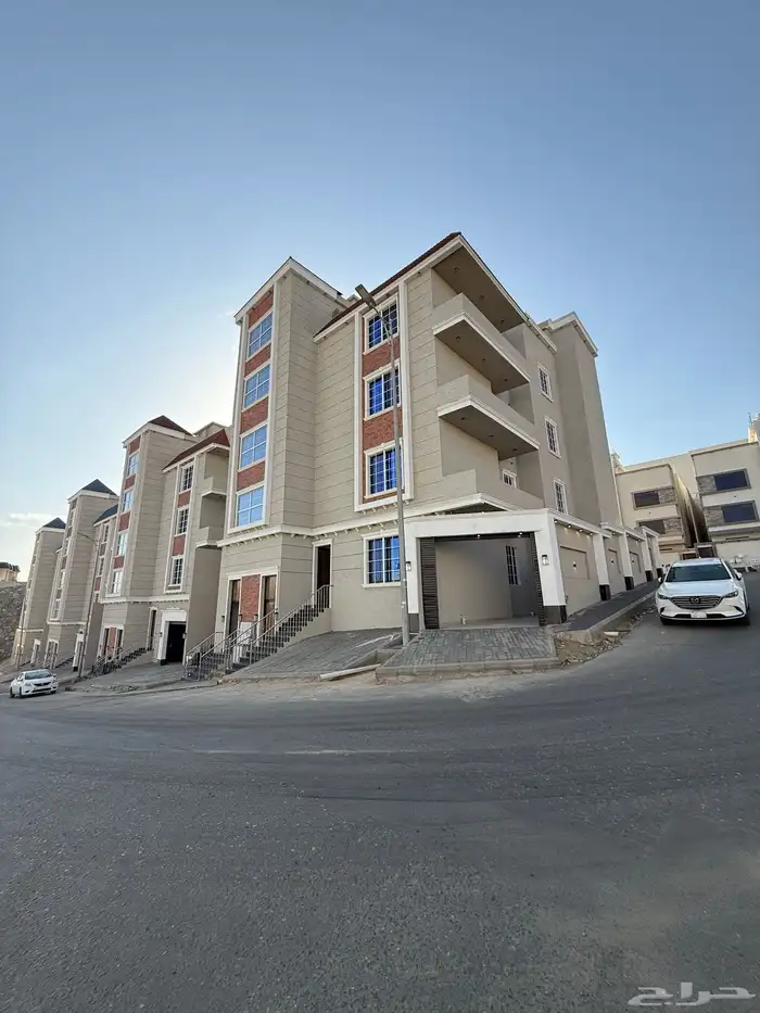 للبيع ادوار ارضيه وادوار علويه وروفات بالقرب من مطار ابها 0