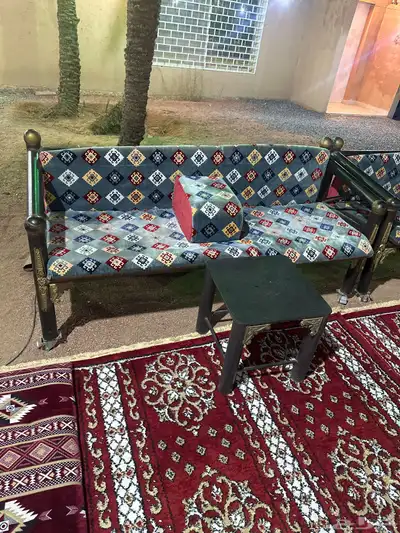 ثلاث كراسي مع ثلاث طاولات للبيع 0