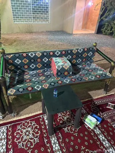 ثلاث كراسي مع ثلاث طاولات للبيع 1