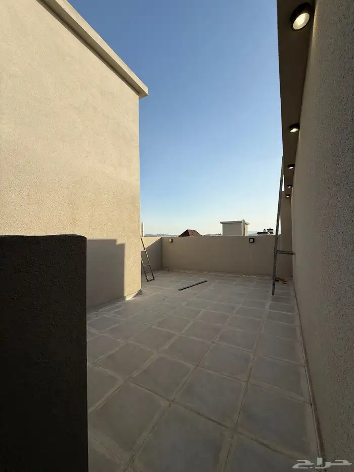 للبيع ادوار ارضيه وادوار علويه وروفات بالقرب من مطار ابها 85