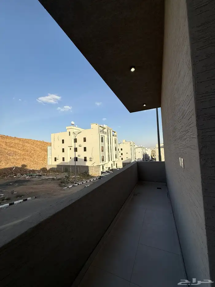 للبيع ادوار ارضيه وادوار علويه وروفات بالقرب من مطار ابها 34