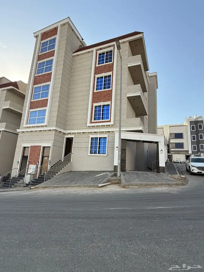 للبيع ادوار ارضيه وادوار علويه وروفات بالقرب من مطار ابها 1