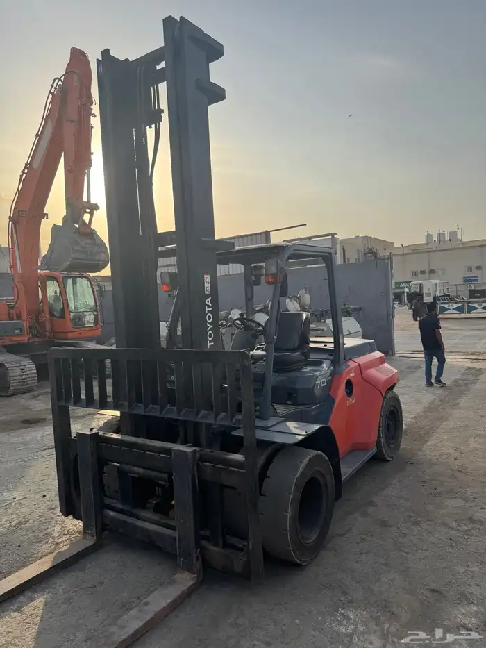 للبيع رافعه شوكيه 7 طن 3