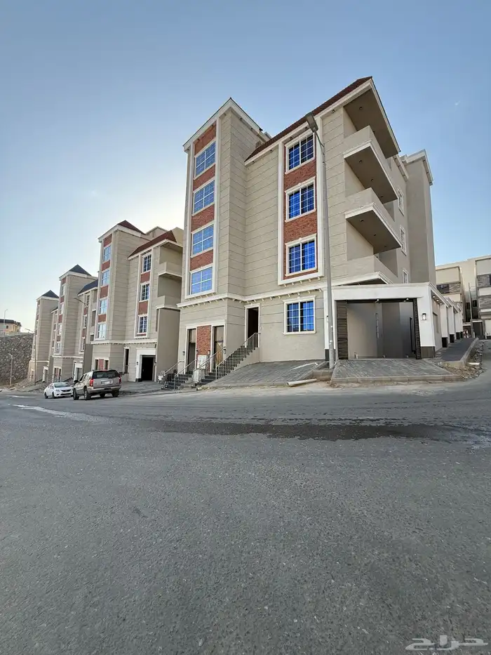 للبيع ادوار ارضيه وادوار علويه وروفات بالقرب من مطار ابها 21