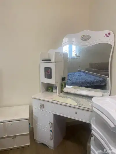 سرير نوم و2 كومدينو وتسريحة وادراج 1