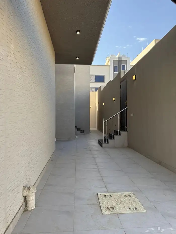للبيع ادوار ارضيه وادوار علويه وروفات بالقرب من مطار ابها 2