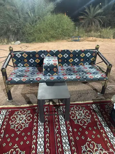ثلاث كراسي مع ثلاث طاولات للبيع 2