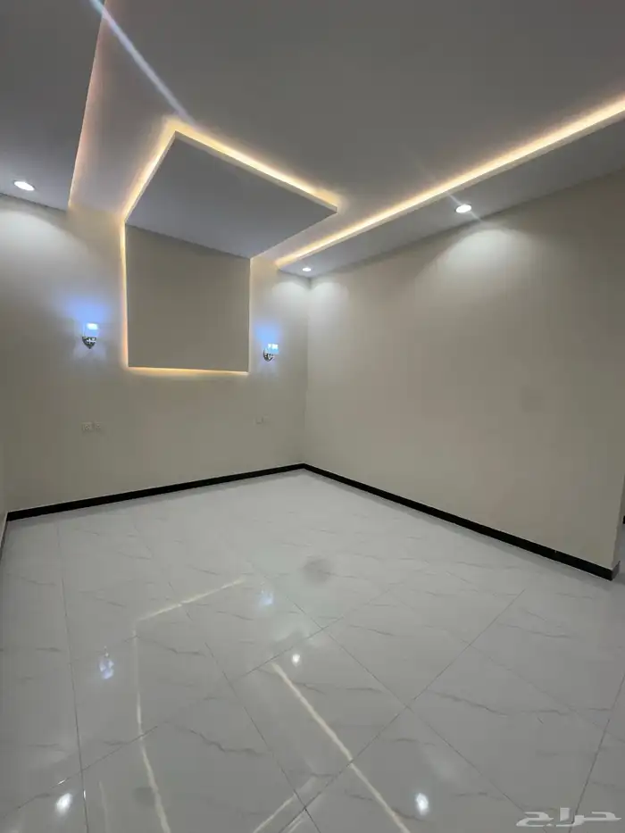 شقة للبيع بالحمرا بمدخل مستقل 590 الف . 3
