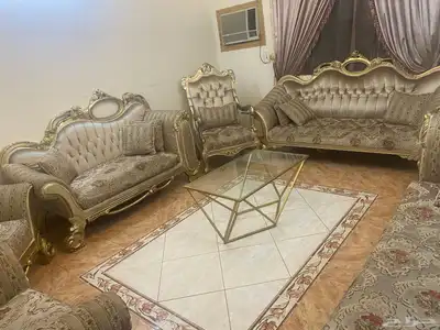 كنب مع ستاره وطاوله كبيره وطاولات صغار 0